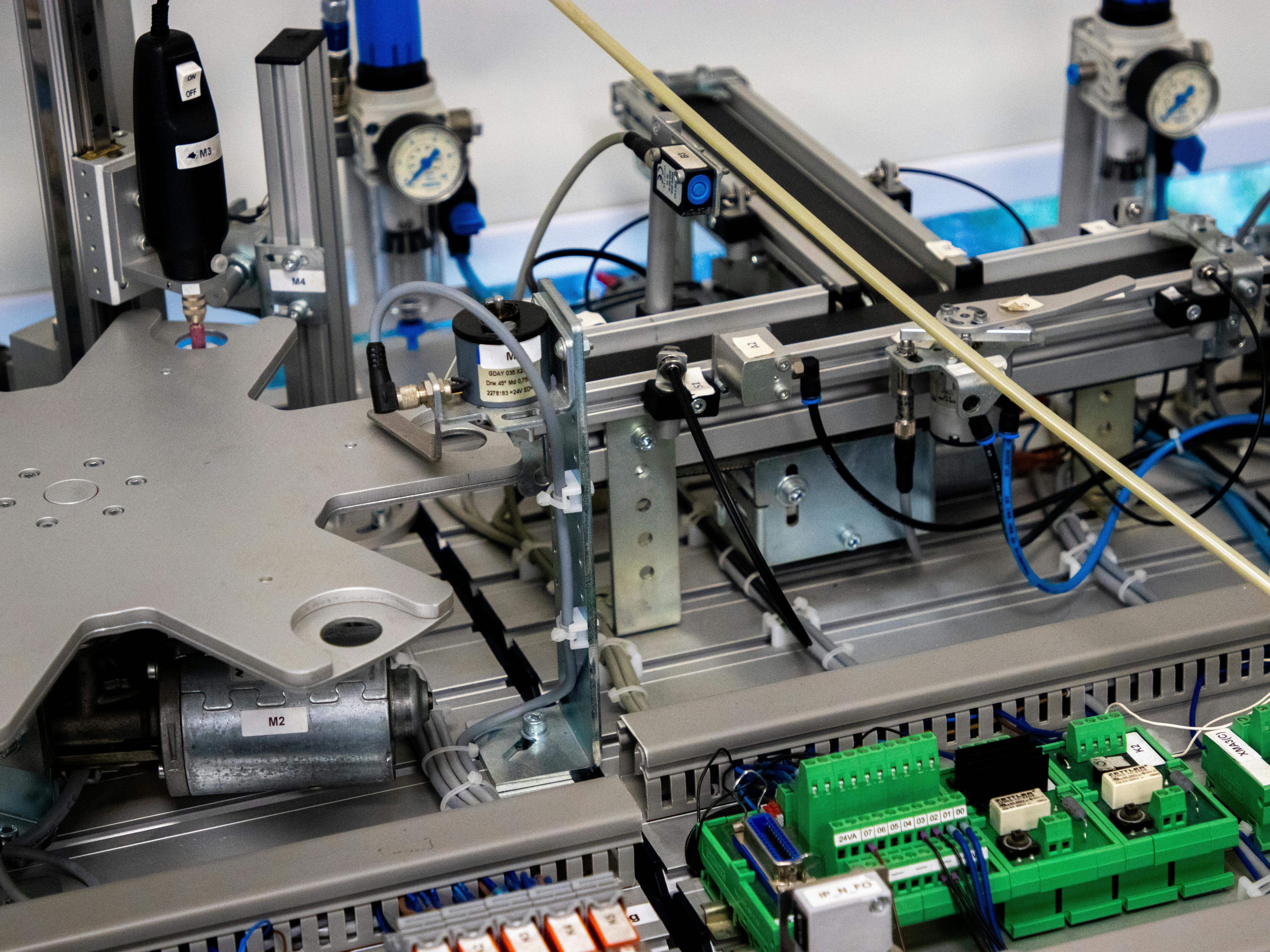 Improved assembly lines with mechanical adjustments